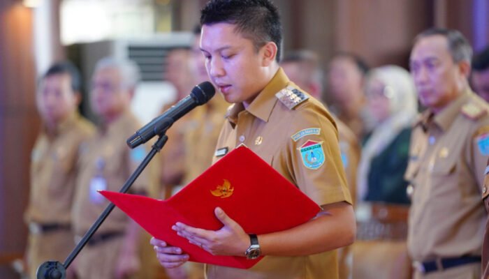 Bupati Panca Wijaya Akbar Mengukuhkan Kepengurusan Forum Komunikasi Kepala Desa Kabupaten Ogan Ilir Periode 2025-2027