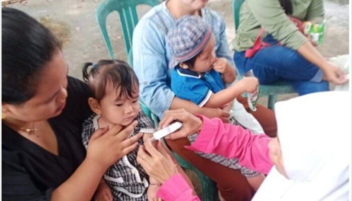 Cegah Penyakit, Petugas Dinkes Ogan Ilir Beri Imunisasi Anak