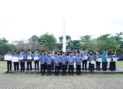 Pimpin Apel Gabungan, Wakil Bupati Ogan Ilir Beri Penghargaan Kepada Salah Satu ASN Guru Purna Bakti