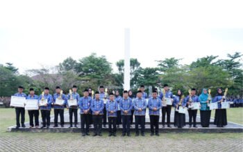 Pimpin Apel Gabungan, Wakil Bupati Ogan Ilir Beri Penghargaan Kepada Salah Satu ASN Guru Purna Bakti